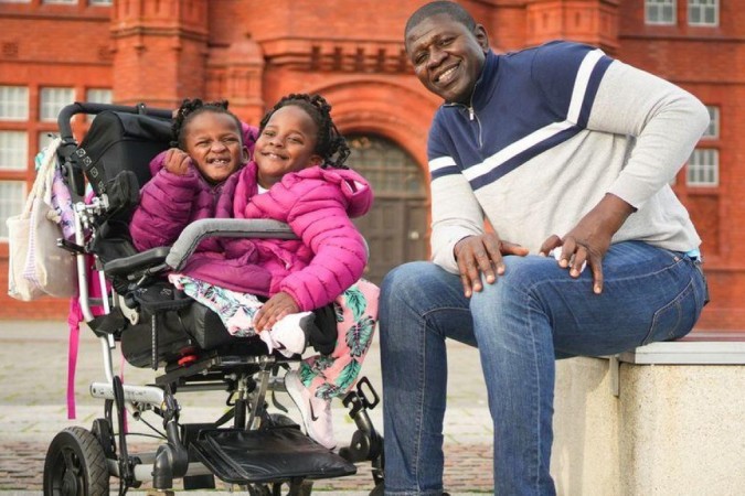 Marieme e Ndeye moram no Reino Unido com seu pai, Ibrahima -  (crédito: BBC)