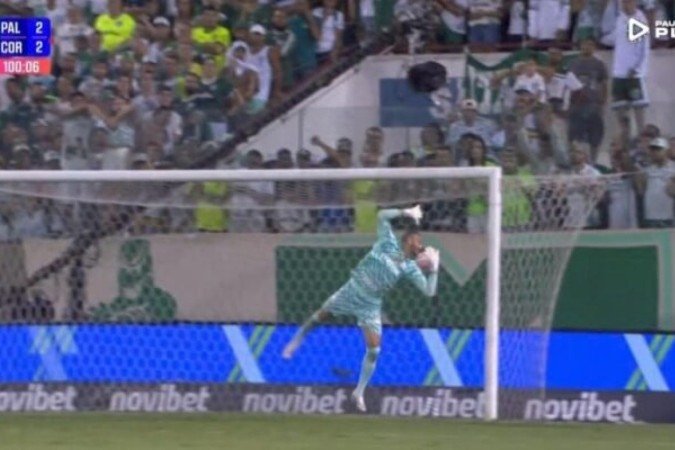 Weverton acha que a bola vai fora recua a mão e... gol do Palmeiras - (crédito: Foto: Reprodução/Paulistão) Weverton acha que a bola vai fora recua a mão e... gol do Palmeiras - (crédito: Foto: Reprodução/Paulistão)