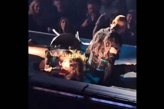 Madonna cai no palco durante show e ri de si mesma -  (crédito: Reprodução/X)