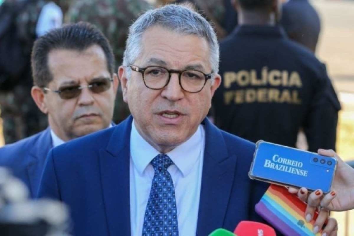 Ministro Padilha aponta que governo pode negociar desoneração da folha