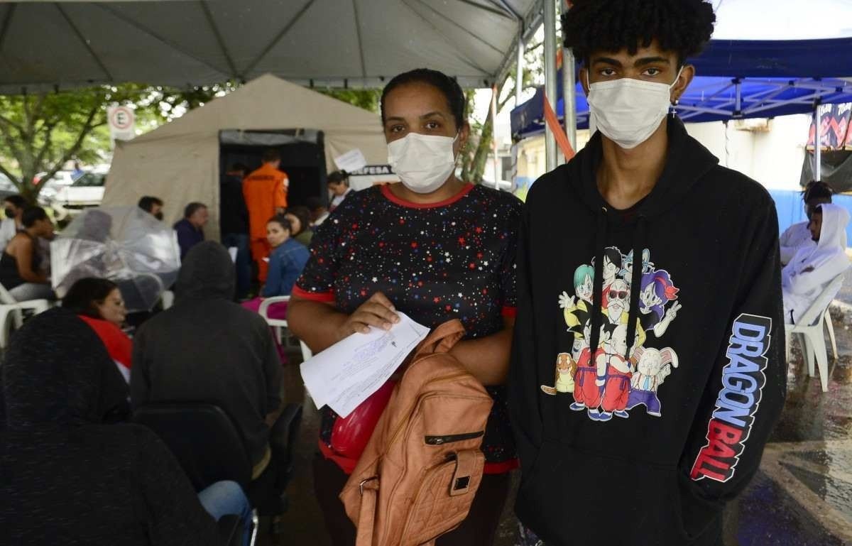  20/02/2024 Crédito: Marcelo Ferreira/CB/D.A Press. Brasil. Brasília - DF -  Dengue, tenda de atendimento a população na administração regional de Samambaia. Cristiane Costa com o filho Wallace Kleimon