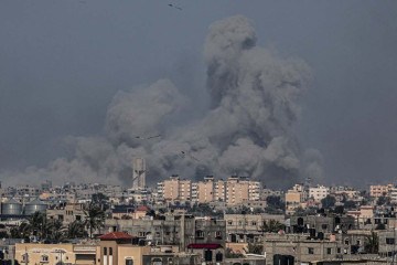 Pipas voam sobre Rafah enquanto nuvens de fumaça após o bombardeio israelense contra Khan Yunis, no sul da Faixa de Gaza, em 20 de fevereiro de 2024, em meio a contínuas batalhas entre Israel e o grupo militante palestino Hamas -  (crédito:  SAID KHATIB/AFP)