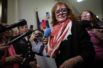 A atriz vencedora do Oscar Susan Sarandon se junta aos manifestantes do Code Pink for Peace para se manifestar em apoio aos palestinos e exigir um cessar-fogo em Gaza, fora dos escritórios do líder da minoria na Câmara, Hakeem Jeffries (D-NY), no Capitólio. em 15 de fevereiro de 2024 em Washington, DC -  (crédito: CHIP SOMODEVILLA / GETTY IMAGES NORTH AMERICA / Getty Images via AFP)