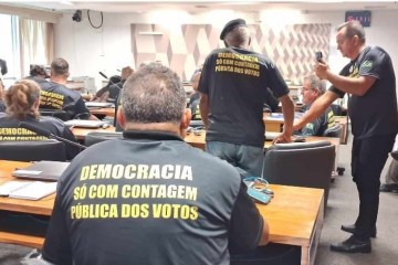 Vestindo camisetas com a inscrição 'democracia só com contagem pública dos votos', integrantes de movimentos conservadores se reuniram com parlamentares aliados do ex-presidente -  (crédito: Evandro Éboli/CB/DA.Press)
