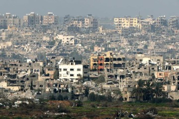 Uma foto tirada de uma posição no sul de Israel em 20 de fevereiro de 2024 mostra edifícios destruídos na Faixa de Gaza       -  (crédito: JACK GUEZ / AFP)