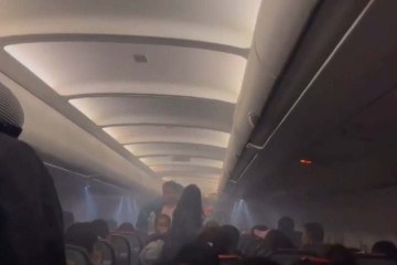 Carregador portátil pega fogo e avião precisa fazer pouso de emergência -  (crédito: Reprodução redes sociais)