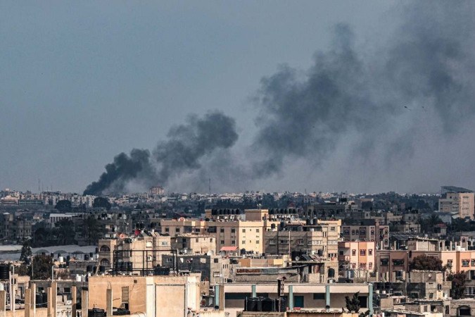 Esta foto tirada de Rafah mostra fumaça subindo sobre Khan Yunis, no sul da Faixa de Gaza, durante o bombardeio israelense em 20 de fevereiro de 2024    -  (crédito: SAID KHATIB / AFP)