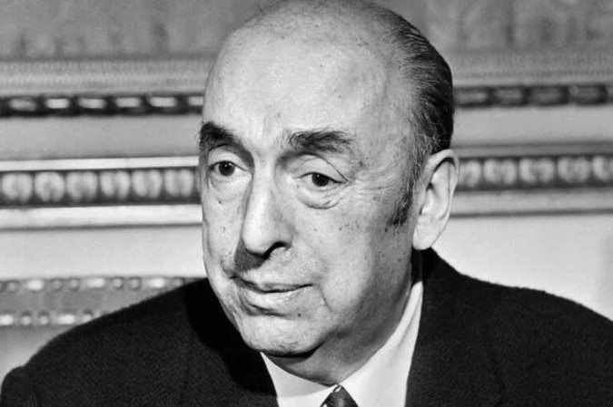  (FILES) Picture dated 21 October 1971 of Chilean writer, poet and diplomat Pablo Neruda, then ambassador in France, answering journalists' questions at the embassy in Paris after being awarded the 1971 Nobel Literature Prize. A Chilean court on February 20, 2024, ordered the reopening of an investigation into the death of Nobel laureate and poet Pablo Neruda, who some believe was poisoned by the dictatorship of Augusto Pinochet. (Photo by AFP)
       -  (crédito: STF / AFP)