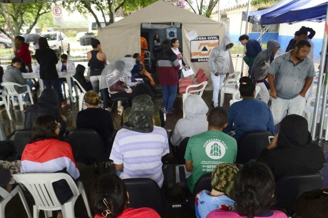 Na tenda de atendimento à população, em Samambaia, pessoas aguardavam para passar na triagem -  (crédito:  Marcelo Ferreira/CB/D.A Press)