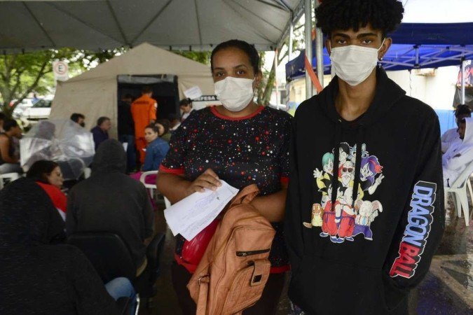 Cristiane Costa levou o filho Wallas Kleimon para fazer o exame, consultar e tomar soro