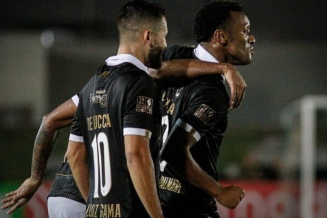 Cauã Paixão (direita) comemora seu gol diante do Sampaio Corrêa -  (crédito: Foto: Matheus Lima/Vasco)