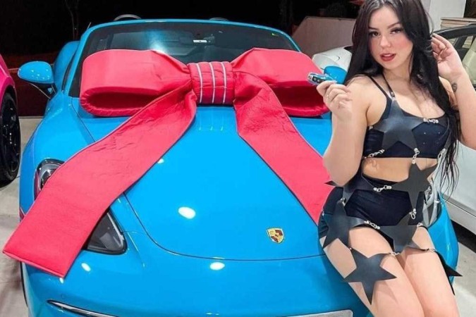 Quando ganhou o presente, Bella posou ao lado do automóvel -  (crédito: Reprodução/Instagram)