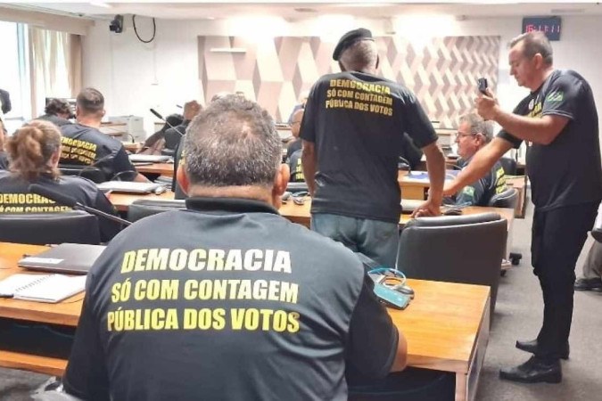 Vestindo camisetas com a inscrição 