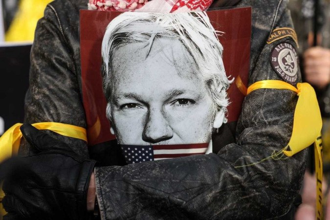 Um manifestante segura um cartaz representando o fundador do WikiLeaks, Julian Assange       -  (crédito: DANIEL LEAL / AFP)