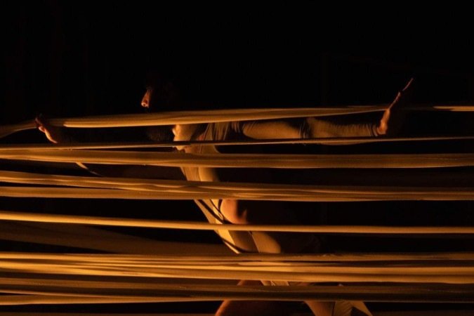 Espetáculo O labirinto de vidro, do Grupo Pele, em cartaz no Espaço cultural Renato Russo