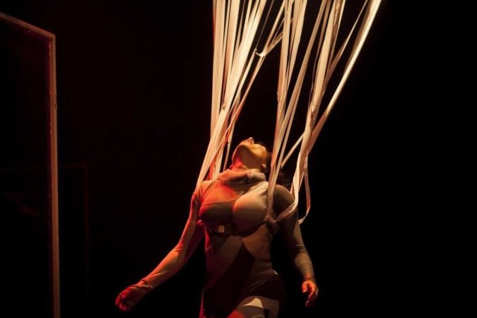 Espetáculo O labirinto de vidro, do Grupo Pele, em cartaz no Espaço cultural Renato Russo