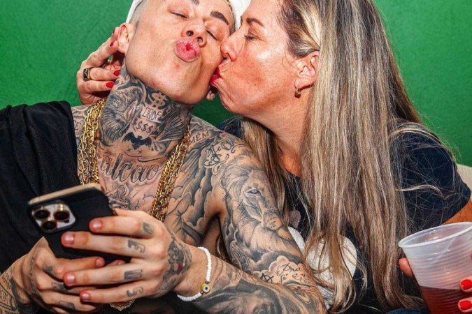 MC Daniel dá carro blindado avaliado em R$ 300 mil para mãe: MC Daniel dá carro blindado avaliado em R$ 300 mil para mãe: