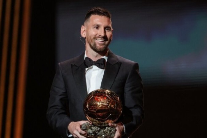 Messi doa réplica da bola de ouro para museu do Barcelona -  (crédito: Foto: Twitter @InterMiamiCF)