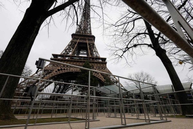 Esta fotografia mostra as filas vazias em frente à Torre Eiffel durante uma greve dos funcionários       -  (crédito: GEOFFROY VAN DER HASSELT / AFP)