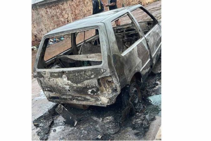 Carro incendiado era modelo Uno e pertencia à vítima - (crédito: Material cedido ao Correio) Carro incendiado era modelo Uno e pertencia à vítima - (crédito: Material cedido ao Correio)