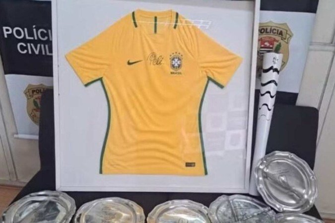 Camisa da Seleção Brasileira autografada por Pelé, tocha olímpica e troféus recuperados pela Polícia Civil - (crédito: Foto: Divulgação/Polícia Civil) Camisa da Seleção Brasileira autografada por Pelé, tocha olímpica e troféus recuperados pela Polícia Civil - (crédito: Foto: Divulgação/Polícia Civil)