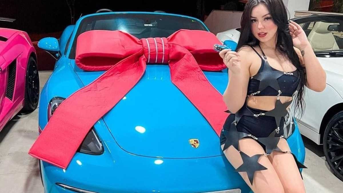 Irmã de Melody anuncia venda de carro que ganhou da cantora há um mês: 'Oportunidade'