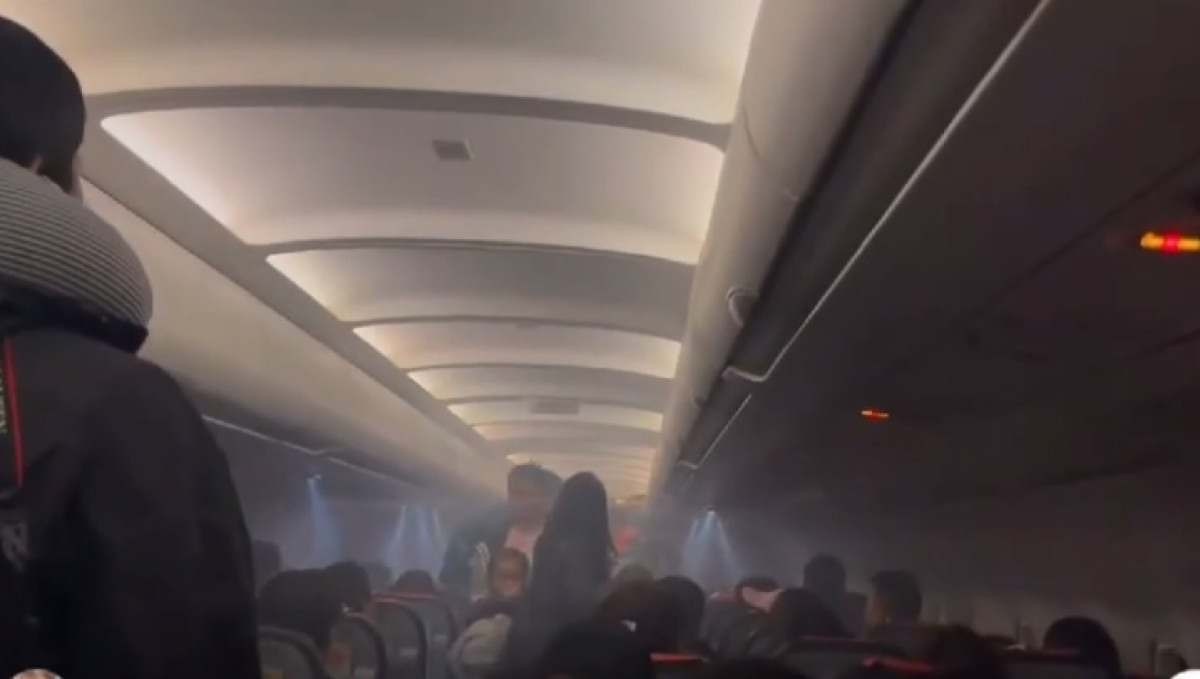 Carregador portátil de tablet pega fogo e avião faz pouso de emergência