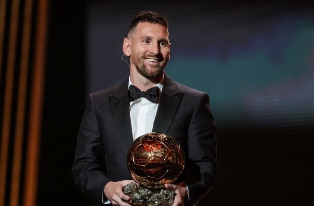Messi doa réplica da oitava Bola de Ouro para o Barcelona