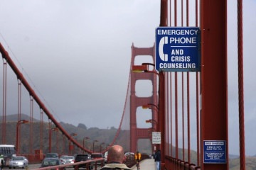 Placas na ponte Golden Gate, em São Francisco, indicam telefone de emergência e avisam que 'as consequências de pular desta ponte são fatais e trágicas' -  (crédito: BBC)