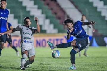 Marlon tenta levar o Cruzeiro ao ataque. Mas sempre esteve bem marcado. Raposa perde e está eliminada -  (crédito: Foto: Gustavo Aleixo/Cruzeiro)