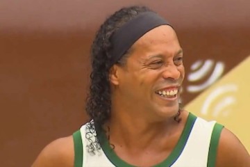 Ronaldinho apareceu na final da versão All Stars do programa, que conta com ex-participantes, e foi ovacionado por todos -  (crédito: Reprodução/X/Twitter @survivorturkiye)