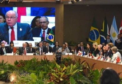 Vieira na reunião com chanceleres, na Marina da Glória: 'O Brasil não aceita um mundo em que as diferenças são resolvidas pelo uso da força militar' -  (crédito: Márcio Batista/MRE)