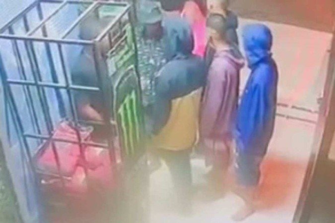 Jovem foi encurralado por grupo -  (crédito: (crédito: Diário de Ceilândia/Reprodução))
