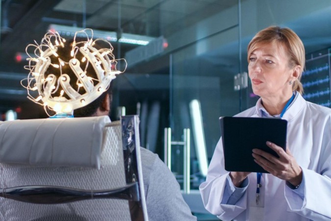 Já existem dispositivos que são implantados dentro ou muito próximo ao cérebro e que interagem com ele -  (crédito: Getty Images)
