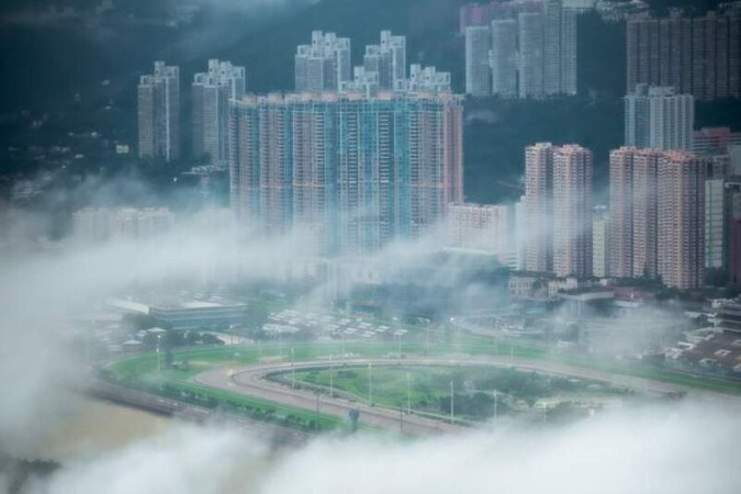 Vista aérea de Hong Kong, um dos locais que mais se esforçam para combater a contaminação do ar causada também 
pelo trânsito de veículos
 -  (crédito: Freepik)