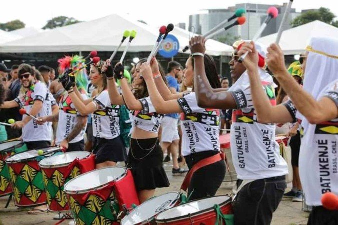O Batukenjé leva música e oficina de percussão gratuita para o Parque da Cidade - (crédito: Batukenjé/Divulgação) O Batukenjé leva música e oficina de percussão gratuita para o Parque da Cidade - (crédito: Batukenjé/Divulgação)