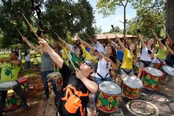 Rodas de chorinho e percussão pelo Parque da Cidade: momentos únicos - (crédito: Batukenjé/Divulgação) Rodas de chorinho e percussão pelo Parque da Cidade: momentos únicos - (crédito: Batukenjé/Divulgação)