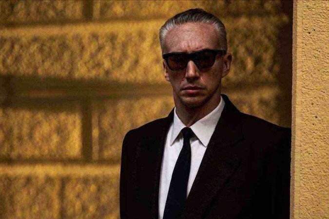 O ator estadunidense Adam Driver interpreta enzo ferrari no longa-metragem de Michael Mann, que foca em um ano de crise para o empresário -  (crédito: Diamond Films/Divulgação)