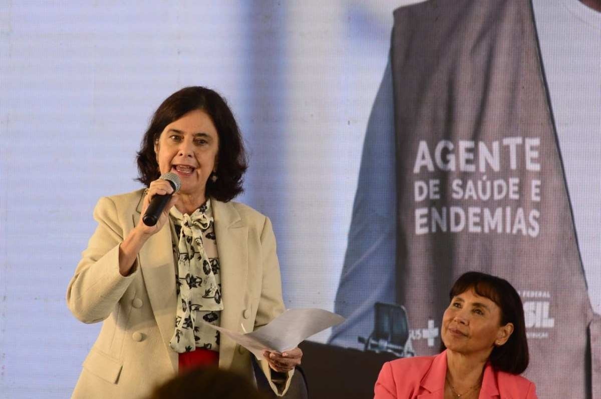 A ministra da Saúde, Nísia Trindade, e o ministro da Educação, Camilo Santana, no evento "Brasil unido contra a dengue: combate ao mosquito nas escolas", em Sol Nascente 