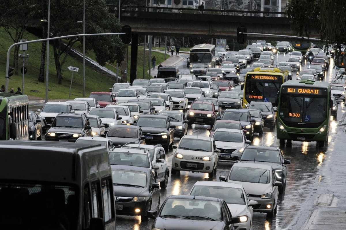 Chuva e trânsito em Brasília, perto da Rodoviária do Plano Piloto.