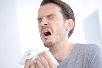 Espirros frequentes estão entre os principais sintomas de rinite -  (crédito: Getty Images)