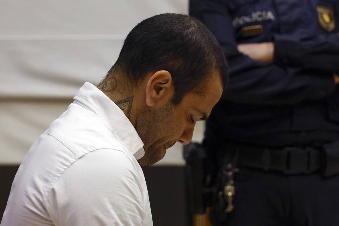 Daniel Alves foi condenado a quatro anos e seis meses de prisão pelo estupro a uma mulher em uma casa noturna de Barcelona -  (crédito:  ALBERTO ESTEVEZ/AFP)