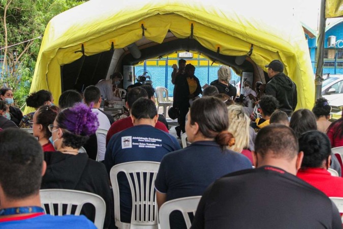Na tenda instalada na Administração Regional de Ceilândia, as pessoas enfrentaram longas filas -  (crédito:  Kayo Magalhães/CB/D.A Press)