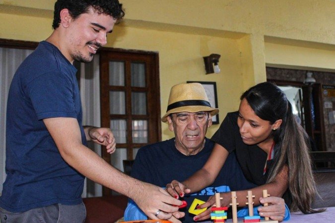  João Vitor com seu pai João Vieira Rosa no Reviver Espaço para idosos.
