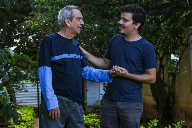  João Vitor com seu pai João Vieira Rosa no Reviver Espaço para idosos.