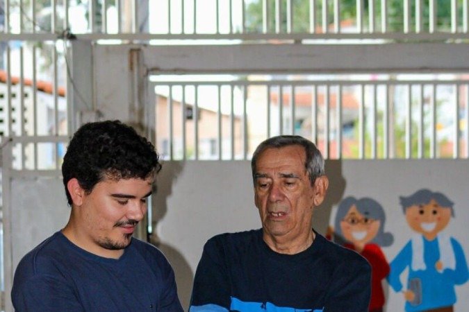  João Vitor com seu pai João Vieira Rosa no Reviver Espaço para idosos.