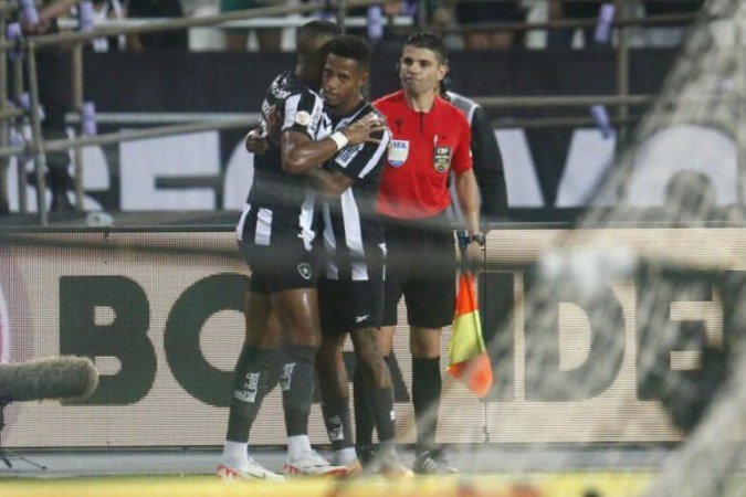 Botafogo teria sido prejudicado no Brasileirão de 2023, segundo John Textor - (crédito: Foto: Vitor Silva/Botafogo) Botafogo teria sido prejudicado no Brasileirão de 2023, segundo John Textor - (crédito: Foto: Vitor Silva/Botafogo)