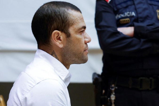 Daniel Alves foi sentenciado a 4 anos e 6 meses de prisão em Barcelona, na Espanha, por agressão sexual -  (crédito: Reuters)