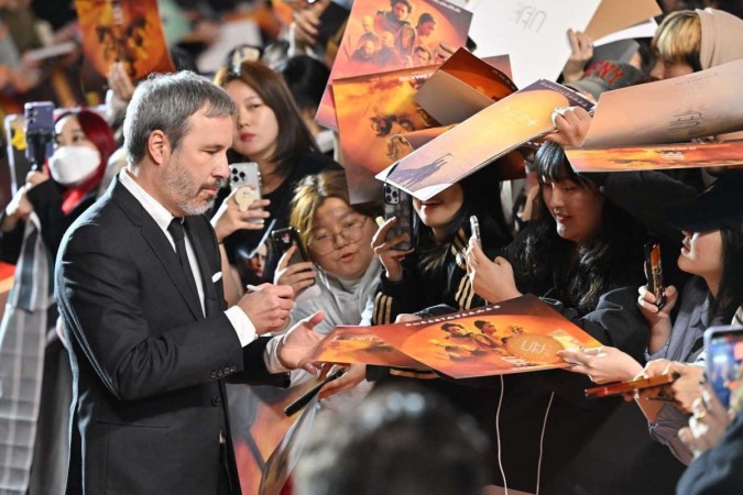 O diretor de cinema canadense Denis Villeneuve encontra os fãs durante um evento no tapete vermelho do filme 