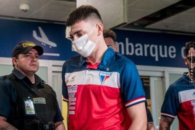 Escobar desembarcou em Fortaleza com curativo - (crédito: Foto: Mateus Lotif/Fortaleza EC) Escobar desembarcou em Fortaleza com curativo - (crédito: Foto: Mateus Lotif/Fortaleza EC)